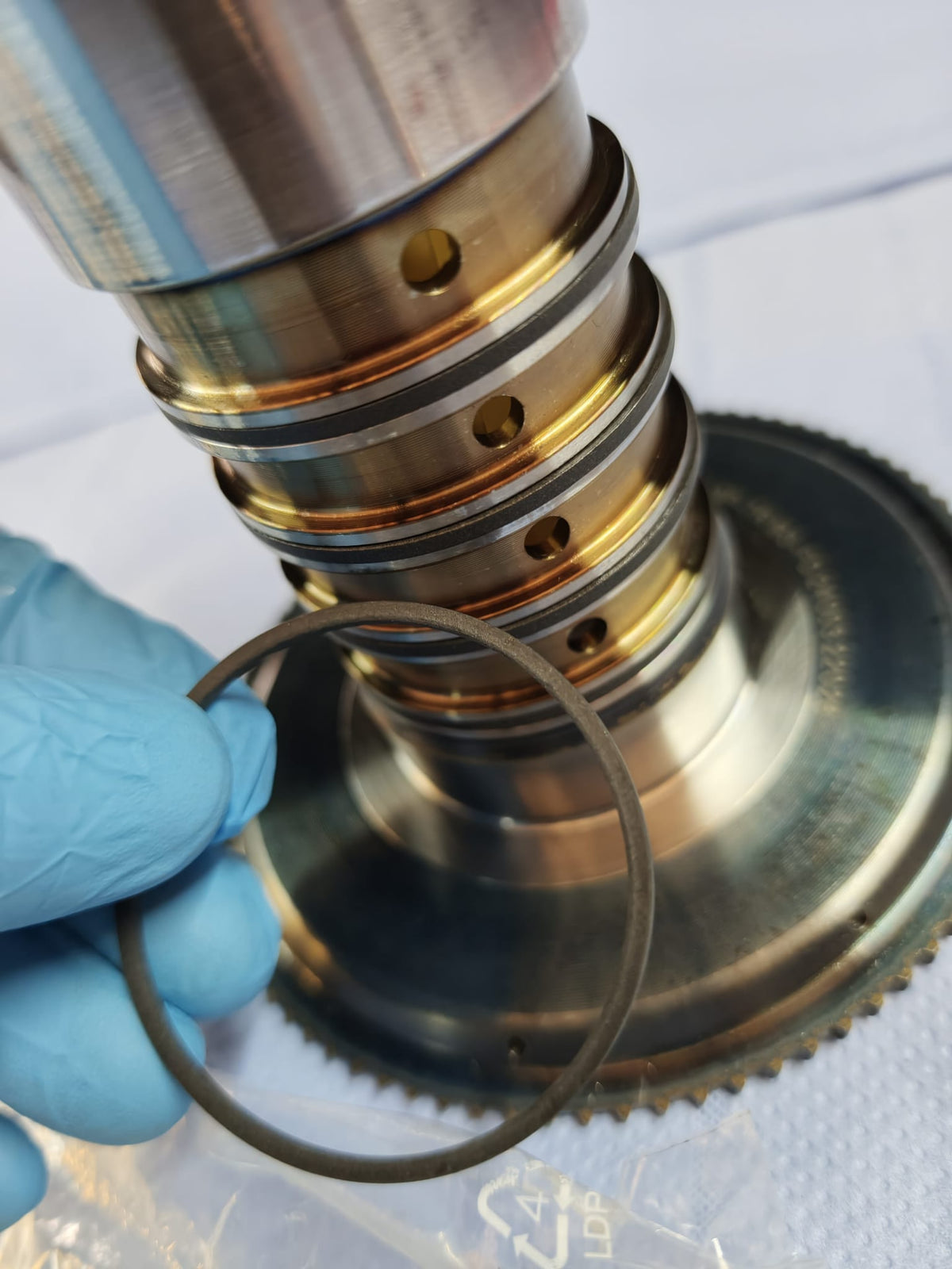 Teflon-Dichtring an Getriebestützgehäuse Ford 10R80 – Wellenabdichtung OEM GM